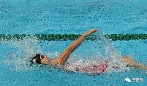 如何提高游泳效率？从入水到推水一气呵成的动作秘诀